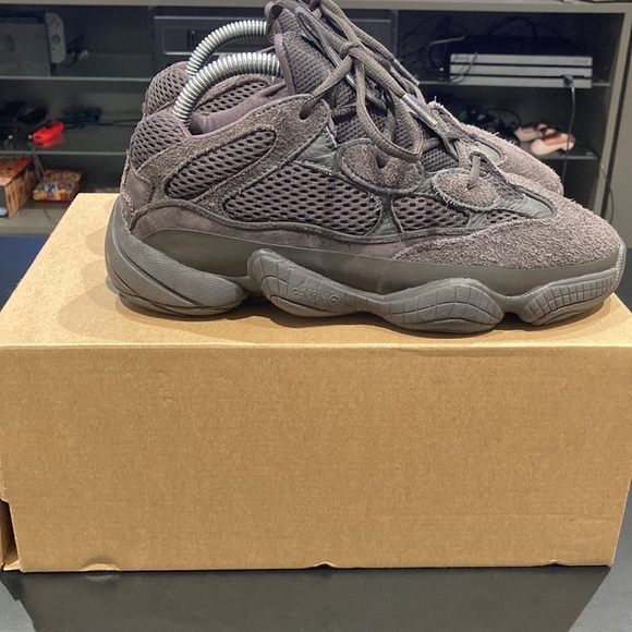 Yeezy 500 - Picture 3 of 4